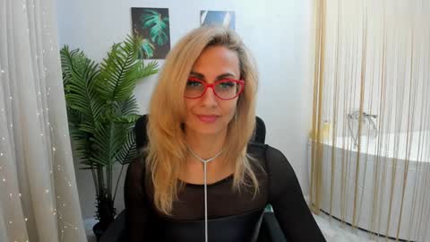 Snapshot of museofstage chatting on February 2025 06:02:01 PM Diana online show from February 2025 06:02:01 PM