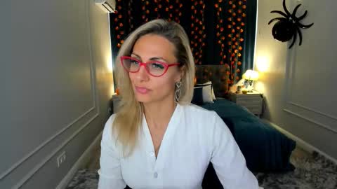 Snapshot of museofstage chatting on November 2025 12:06:02 PM Diana online show from November 2025 12:06:02 PM