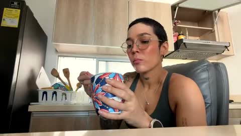 Snapshot of mykinkybunny chatting on April 2026 09:06:02 PM jacke BUNNY online show from April 2026 09:06:02 PM