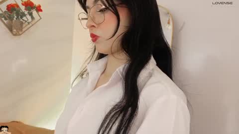 naamah_b online show from April 2026 02:31:01 PM