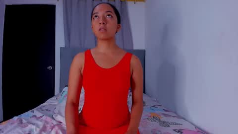 Snapshot of nahomi_miller_ chatting on March 2025 01:25:02 AM Laura online show from March 2025 01:25:02 AM