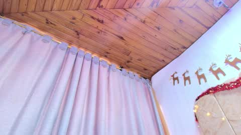 Naia x online show from December 2025 08:15:02 PM