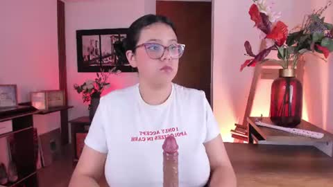 Snapshot of naiara_dreams chatting on July 2026 02:29:02 AM naiara_dreams online show from July 2026 02:29:02 AM