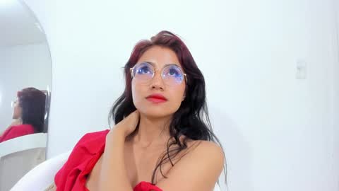 Snapshot of naomiiii__ chatting on January 2025 01:43:02 AM naomiiii online show from January 2025 01:43:02 AM
