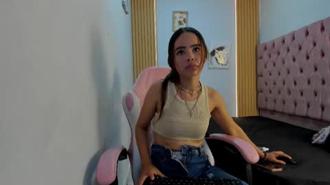 naomis_35 online show from October 2025 08:18:01 PM