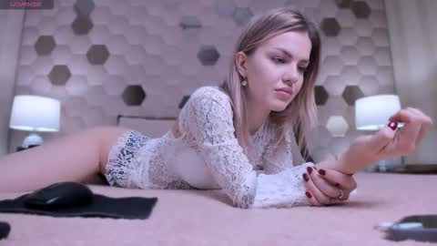 Naomi online show from November 2025 07:45:02 PM