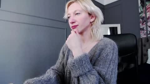 Snapshot of natalie_bitton chatting on December 2024 10:39:01 AM Natalie online show from December 2024 10:39:01 AM