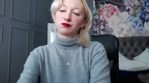 Snapshot of natalie_bitton chatting on December 2024 08:00:01 AM Natalie online show from December 2024 08:00:01 AM