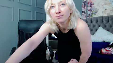 Snapshot of natalie_bitton chatting on December 2024 08:15:02 AM Natalie online show from December 2024 08:15:02 AM