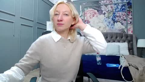 Snapshot of natalie_bitton chatting on January 2025 07:54:01 AM Natalie online show from January 2025 07:54:01 AM
