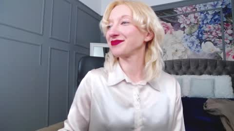 Snapshot of natalie_bitton chatting on January 2025 08:00:01 AM Natalie online show from January 2025 08:00:01 AM