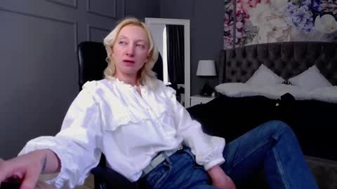 Snapshot of natalie_bitton chatting on February 2025 11:10:01 AM Natalie online show from February 2025 11:10:01 AM