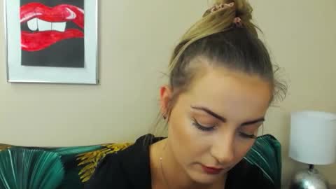 Snapshot of natalie_live chatting on October 2025 07:23:01 AM NatalieSexy online show from October 2025 07:23:01 AM