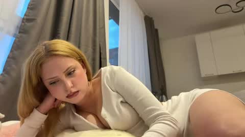 Mia online show from May 2026 06:09:01 PM