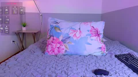 Snapshot of naturaltitss_ chatting on June 2026 05:44:01 PM Gwen online show from June 2026 05:44:01 PM