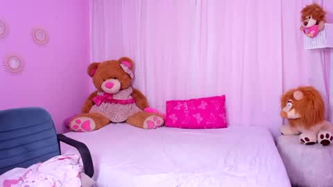 Snapshot of naughty_ariel chatting on December 2024 01:25:01 AM Zoe online show from December 2024 01:25:01 AM