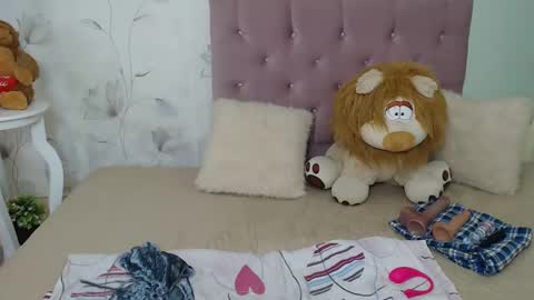 Snapshot of naughty_ariel chatting on February 2025 06:59:02 PM Zoe online show from February 2025 06:59:02 PM