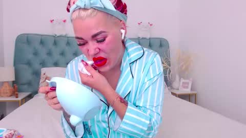 Snapshot of naughty_kittyy1 chatting on October 2025 11:41:02 AM Maria online show from October 2025 11:41:02 AM