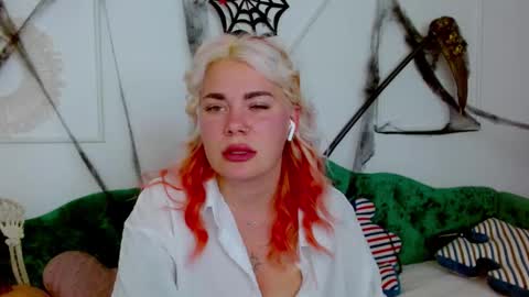 Snapshot of naughty_kittyy1 chatting on October 2025 10:33:01 PM Maria online show from October 2025 10:33:01 PM