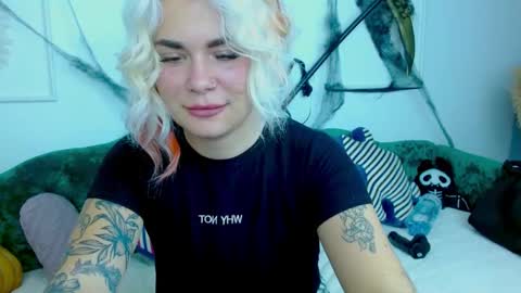 Snapshot of naughty_kittyy1 chatting on October 2025 04:52:01 PM Maria online show from October 2025 04:52:01 PM