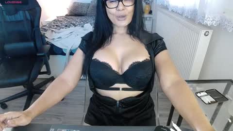KimBeee online show from December 2024 12:31:01 PM