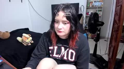 Snapshot of neeko_lol_ chatting on June 2026 02:39:01 PM Geek Nicole im Neeko UwU online show from June 2026 02:39:01 PM