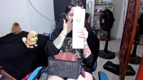 Snapshot of neeko_lol_ chatting on June 2026 11:23:02 AM Geek Nicole im Neeko UwU online show from June 2026 11:23:02 AM