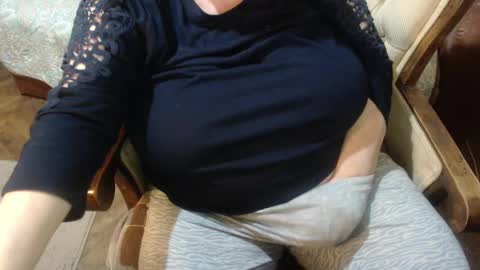 Snapshot of new_milf chatting on December 2024 04:25:02 PM Lilly online show from December 2024 04:25:02 PM