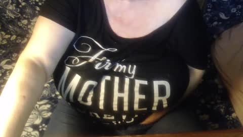 Snapshot of new_milf chatting on January 2025 06:25:01 PM Lilly online show from January 2025 06:25:01 PM