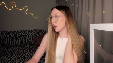 Mina online show from December 2024 12:33:01 PM