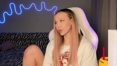 Mina online show from March 2025 06:08:02 PM