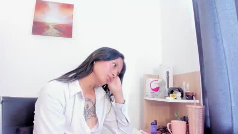 laura  online show from October 2025 07:22:01 PM