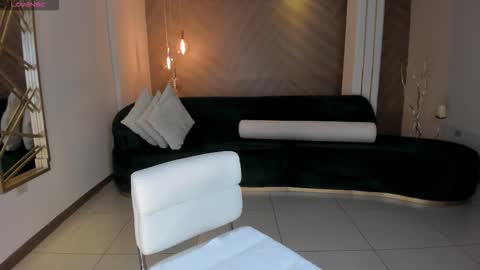 Snapshot of niaholland chatting on October 2025 06:40:02 PM SQUIRTER DOLL online show from October 2025 06:40:02 PM