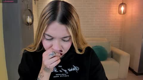 Snapshot of niaholland chatting on October 2025 06:14:02 PM SQUIRTER DOLL online show from October 2025 06:14:02 PM