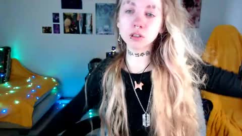 nica_kawaii online show from April 2026 02:24:01 PM