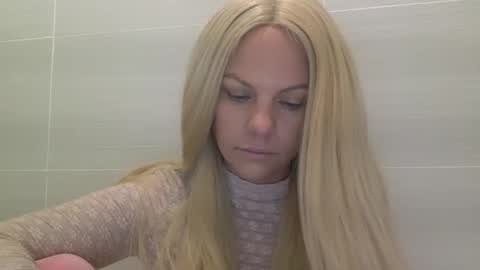 Snapshot of nicecolddrink2 chatting on October 2025 09:28:01 AM Amber online show from October 2025 09:28:01 AM