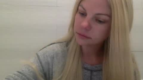 Snapshot of nicecolddrink2 chatting on October 2025 11:01:01 AM Amber online show from October 2025 11:01:01 AM