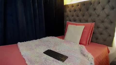 Nicky Brown online show from September 2025 06:40:01 PM