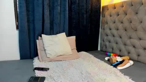 Nicky Brown online show from September 2025 07:03:01 PM