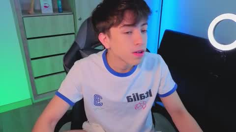 Nicolas online show from October 2025 08:18:01 PM