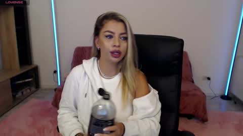 Snapshot of nicole___19 chatting on October 2025 05:55:02 PM Nico online show from October 2025 05:55:02 PM