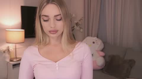 Nicole online show from July 2026 07:18:02 PM