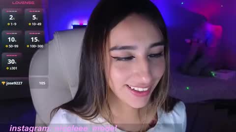 Nicole online show from September 2025 09:00:02 AM