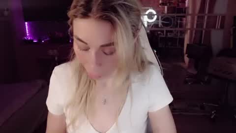 Snapshot of nicole_g0ld_ chatting on June 2026 06:33:02 AM Nicole online show from June 2026 06:33:02 AM