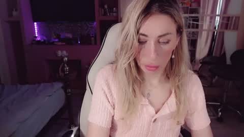 Snapshot of nicole_g0ld_ chatting on June 2026 04:31:01 AM Nicole online show from June 2026 04:31:01 AM