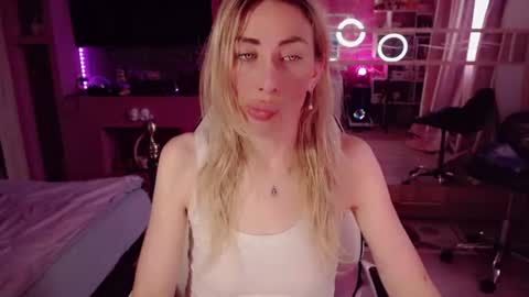 Snapshot of nicole_g0ld_ chatting on June 2026 03:18:02 AM Nicole online show from June 2026 03:18:02 AM