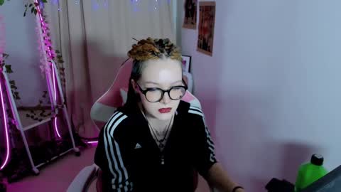 Snapshot of nicolefloret chatting on February 2025 12:31:02 AM Nicole online show from February 2025 12:31:02 AM