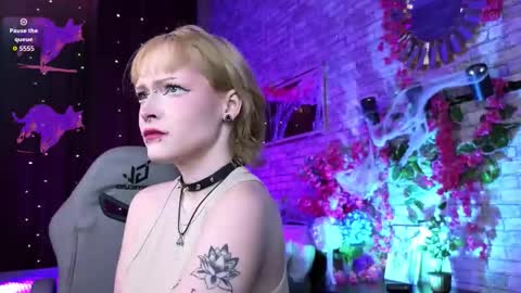 Nicole online show from October 2025 08:52:01 PM