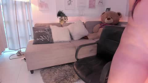 Nicolle online show from February 2025 08:22:02 PM