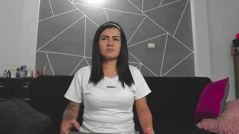 nicolle gomes online show from March 2026 02:41:02 AM